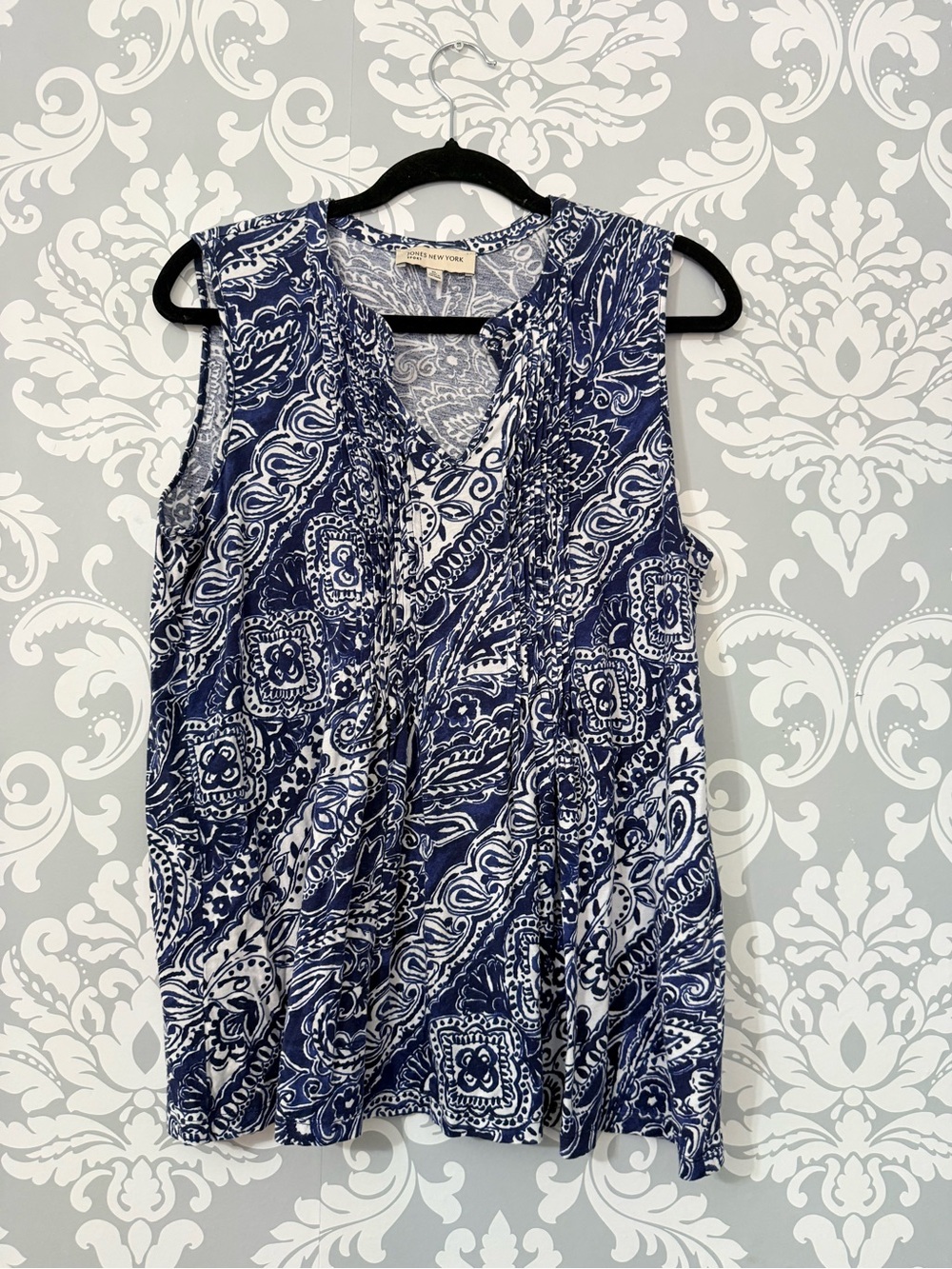 💫4/$25 • Jones New York Sleeveless Navy & White Paisley V-Neck Top
